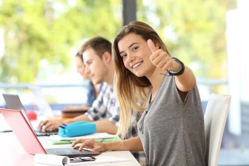 Une adolescente en classe avec un ordinateur.