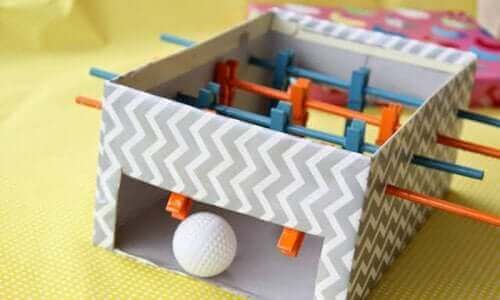 Un mini baby-foot maison en matériel recyclable activités manuelles.