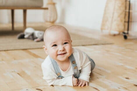 Un bébé qui rampe et sourit.