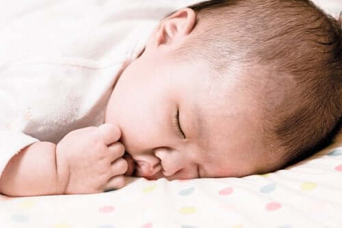 Un bébé dormant la bouche ouverte.