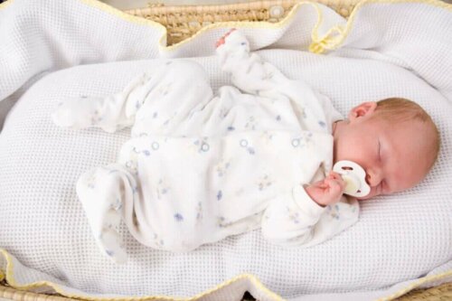 Un bébé endormi dans son berceau.