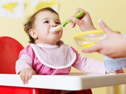 Un bébé qui mange une purée.