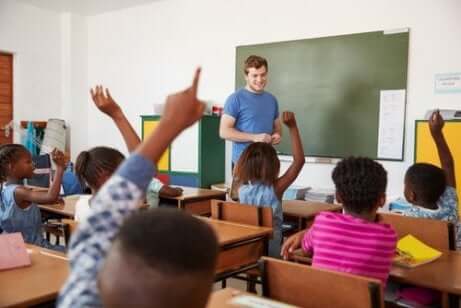 Un bon professeur dans une salle de classe.