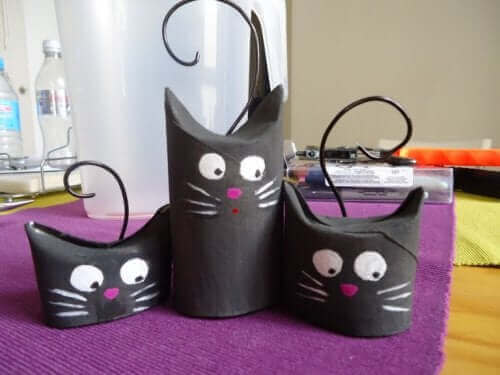 Des chats en papier activité avec du matériel recyclable .
