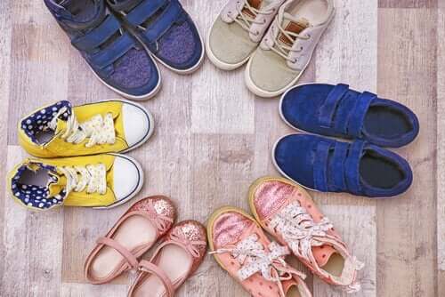 Des chaussures d'enfants.