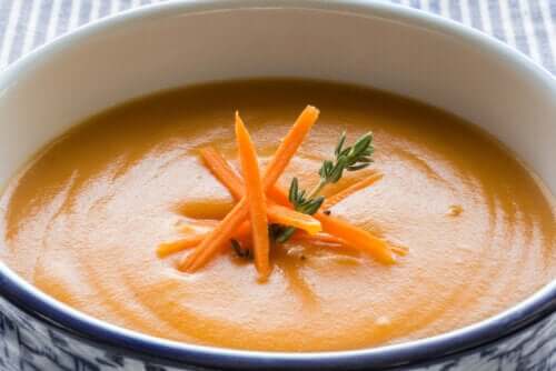 Crème de carottes et d'orange, une des recettes aux fruits pour les enfants.