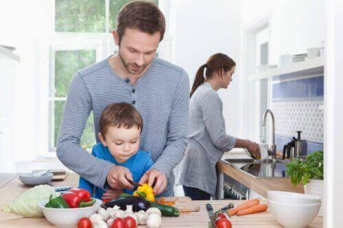 Un enfant qui cuisine avec ses parents.