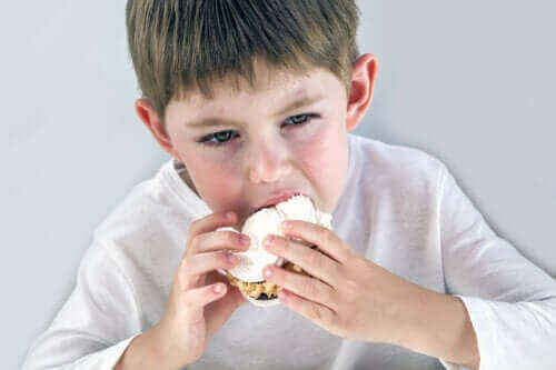 Un enfant mangeant avec la faim émotionnelle.