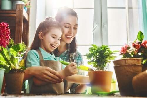 Une mère avec sa fille en botanique.