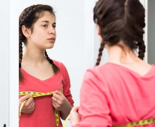 Une enfant devant le miroir : changement à l'adolescence.