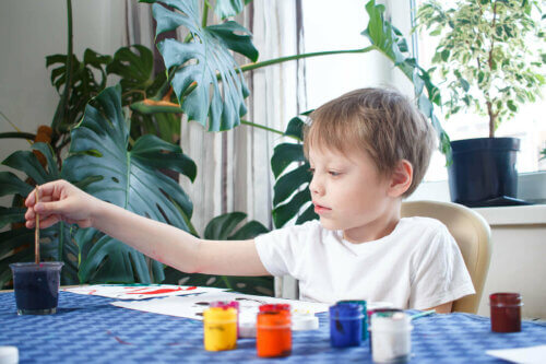 Ordre et créativité chez un enfant en train de peindre et dessiner art.