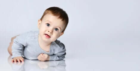 Un jeune enfant qui rampe.