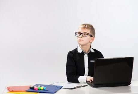 Un enfant qui travaille avec un ordinateur. 