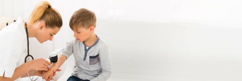 Un enfant chez le dermatologue.