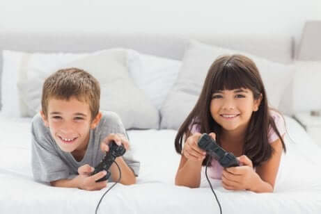 Deux enfants qui jouent aux jeux vidéos.
