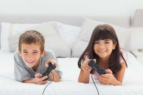 Deux enfants qui jouent aux jeux vidéos. 