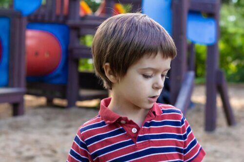 Des enfants qui parlent seuls dans un parc.