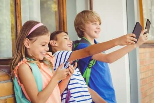 Des enfants avec des téléphones.