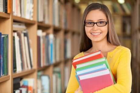 Une étudiante heureuse.