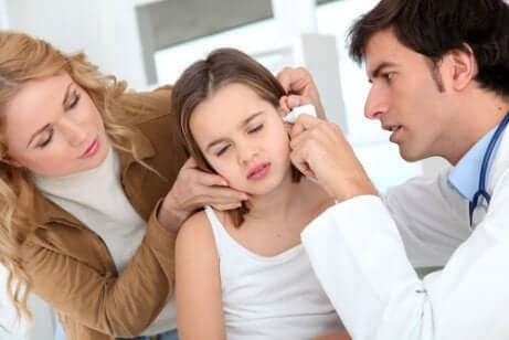 Examen de l'oreille chez le pédiatre. 