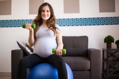 Une femme enceinte qui fait des exercices. 