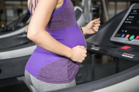 Une femme enceinte qui fait du sport.
