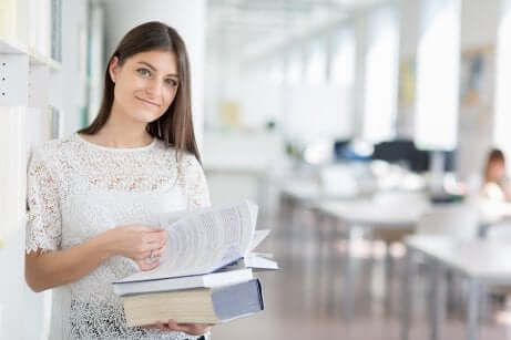 Une femme au travail.
