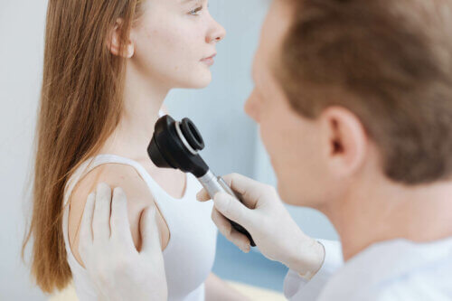 Une adolescente en consultation.