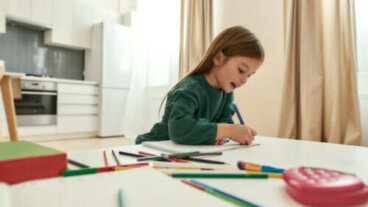 Bienfaits des soliloques : des enfants en train de parler seuls