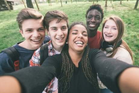 Selfie d'un groupe d'adolescents.