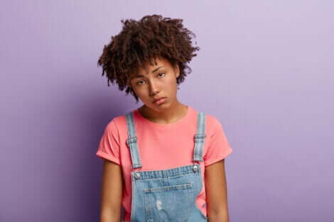 Une jeune fille triste.