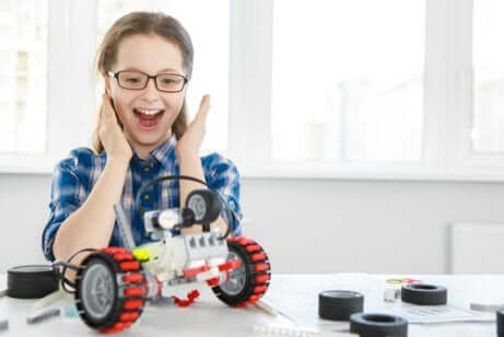 Une jeune fille qui vient de construire un robot.