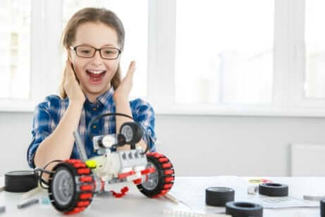 Une jeune fille qui vient de construire un robot. 