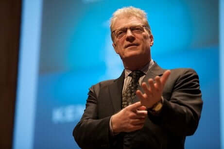 Ken Robinson sur scène.