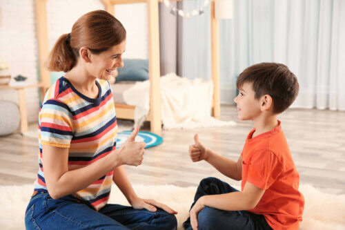 Une mère jouant avec son fils dans la chambre à des jeux de vocabulaire.