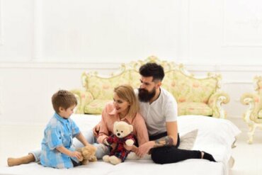 Les parents qui parlent de ce que ressentent les enfants sur le lit écouter.