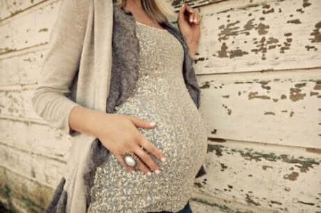 Les vêtements d'une femme enceinte.