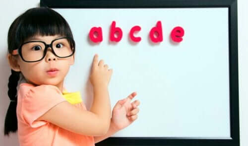 Une petite fille à lunettes.