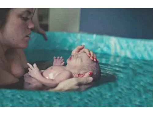 Accouchement dans l'eau dans certaines cultures.