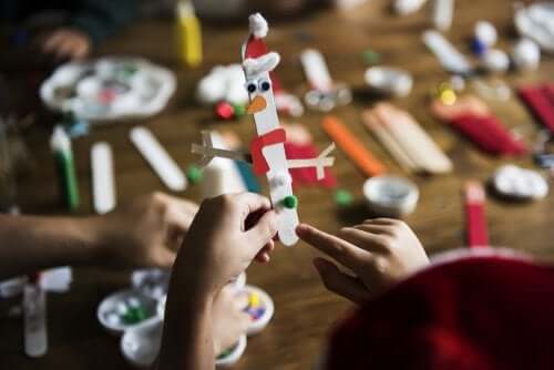 5 bricolages pour enfants avec des bâtonnets de crème glacée