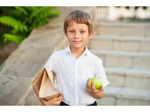 Une collation à l'extérieur de la maison avec un fruit.