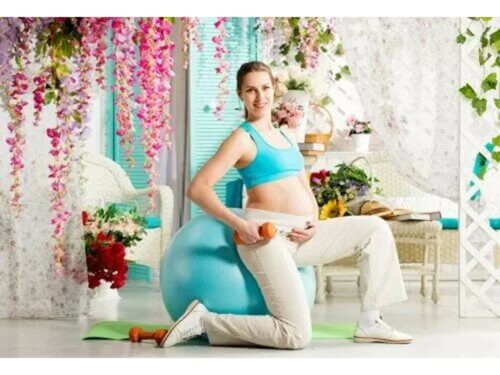 Une femme enceinte qui fait du sport.