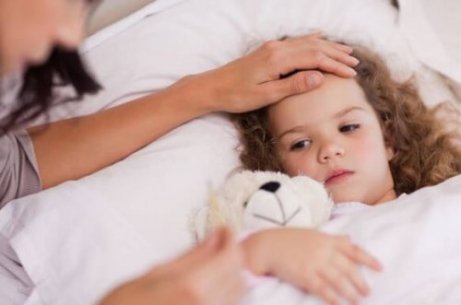 Une petite fille avec de la fièvre.