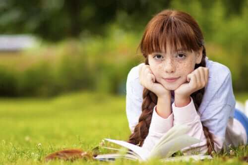 Une adolescente qui lit.