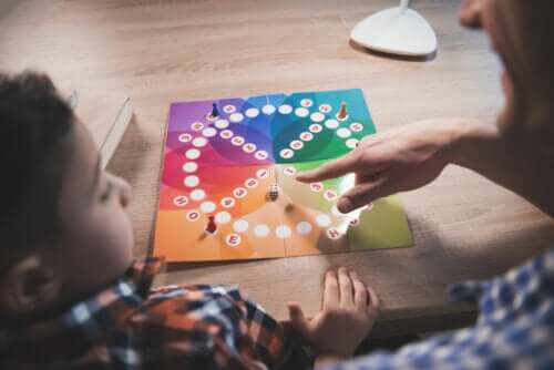 Père et fils jouant à des jeux de société coopératifs.