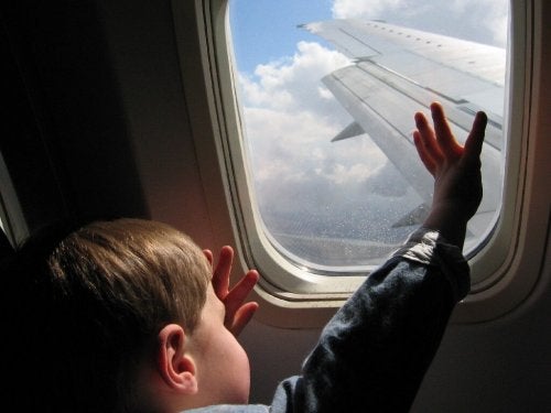 Comment voyager en avion avec des enfants