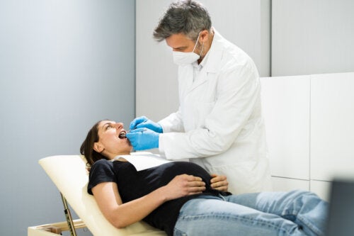 Puis-je recevoir des soins dentaires pendant la grossesse?