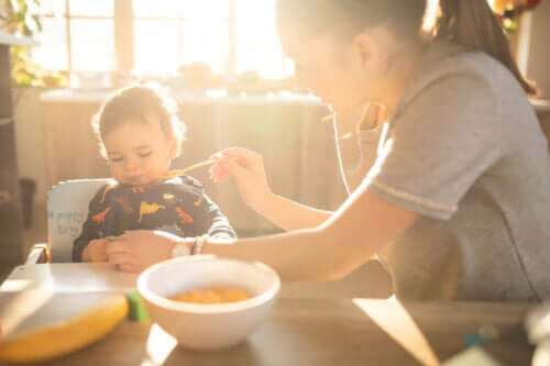 Menu pour les bébés de 12 mois: de nouvelles saveurs sont là