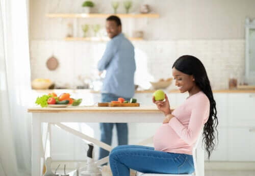 Femme enceinte ayant une alimentation saine avec un bon apport en vitamine K.