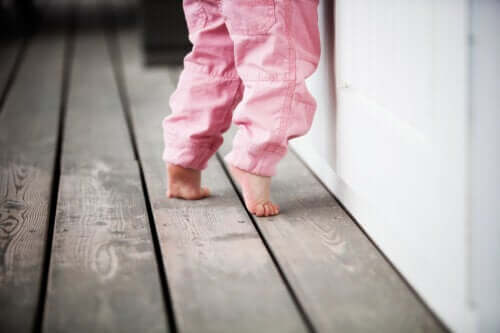 Fille sur la pointe des pieds.